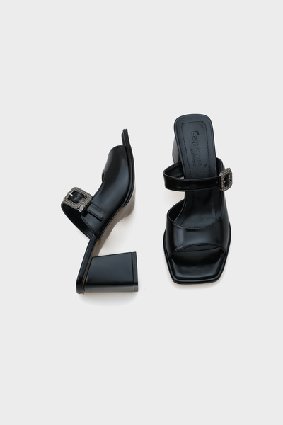 Capone Outfitters Γυναικείες παντόφλες Monika Blunt Toe με μεσαίο τακούνι με πέτρινη αγκράφα