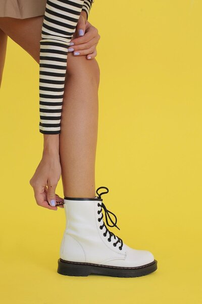 Stil Durağı LELİA MODEL 2 CM TABANLI YENİ SEZON BOT POSTAL BEYAZ