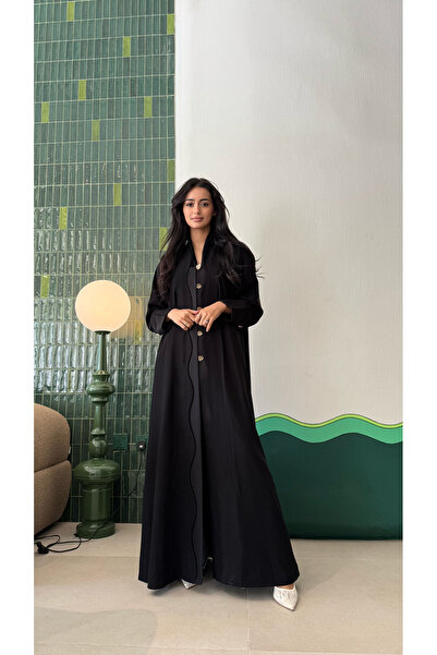AYA عباية سوداء بأزرار ذهبية