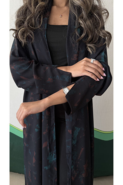 AYA عباية سوداء مطبوع مع لمسات خضراء وحمراء