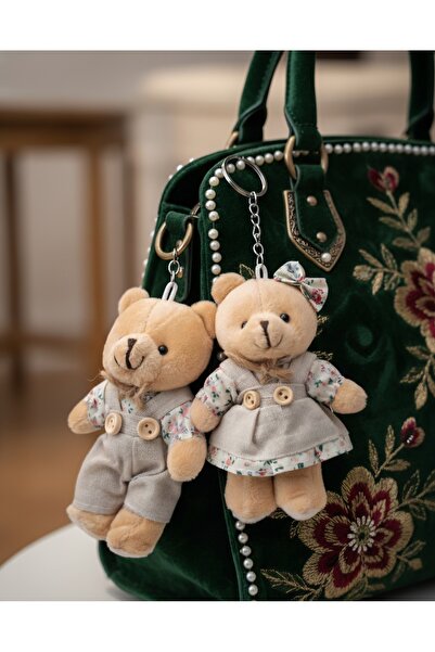Şirin 2 li Çift Peluş Ayıcık Anahtarlık Seti – Çiçek Desenli Kız ve Tulumlu Erkek Teddy Çifti