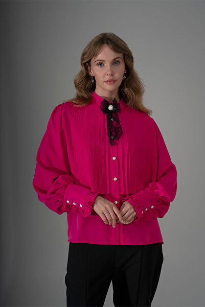 Lila Rose Pliseli Broş Aksesuarlı Şık Gömlek