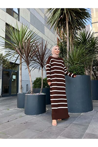 Müq فستان تريكو طويل بتفاصيل شق صغير مخطط قصة فضفاضة - بني