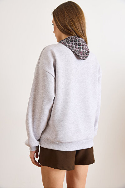 Olalook Women's Gray Gazelle Embroidered Scarf Detailed Fleece-Lined Sweatshirt Swt-19000788