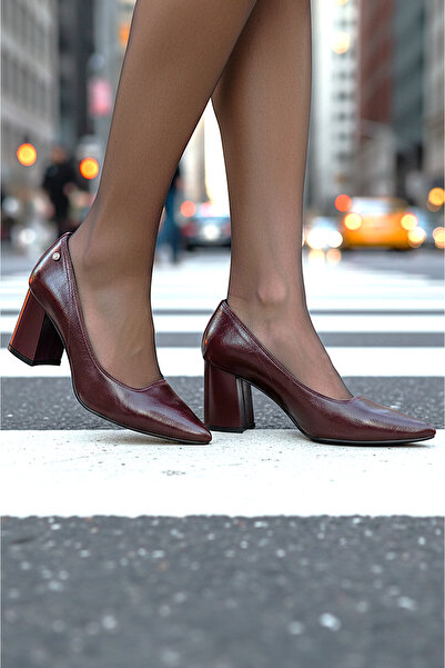 King Crow حذاء نسائي بكعب سميك من الجلد اللامع باللون العنابي مع نعل مرن ناعم غير قابل للانزلاق (7 سم) من نيفرا