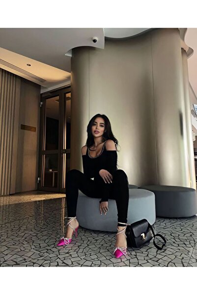 Pretty Shaping jumpsuit with gold chain