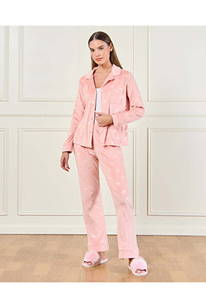 REDTAG طقم بيجامة نسائية كلاسيكية من المخمل المنقوش باللون الوردي (قطعتان)