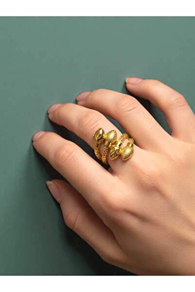 NEW STYLE A gold-look accessory set consisting of 6.5 cm earrings and a one-size ring, presented in a suitable gift box.