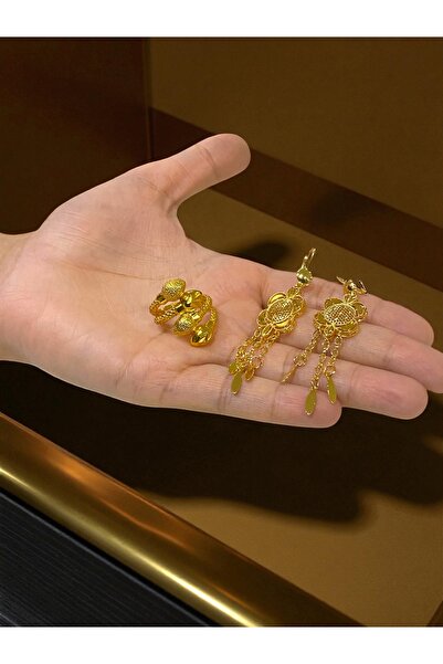 NEW STYLE A gold-look accessory set consisting of 6.5 cm earrings and a one-size ring, presented in a suitable gift box.