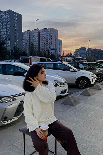 thesunfyre Women's Oversized Crew Neck Knit Sweater