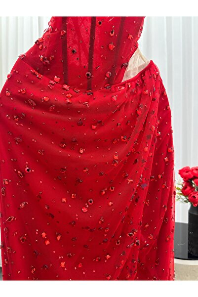 Diva style Elegant and distinctive embroidered evening dress