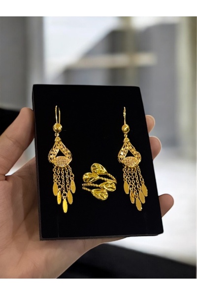 NEW STYLE A gold-look accessory set consisting of 6.5 cm earrings and a one-size ring, presented in a suitable gift box.