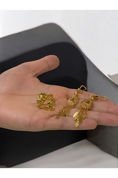 NEW STYLE A gold-look accessory set consisting of 6.5 cm earrings and a one-size ring, presented in a suitable gift box.