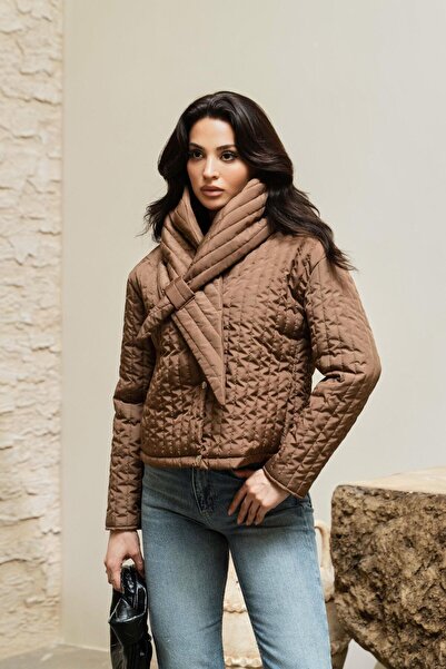 Serica Moda Καφέ καπιτονέ κοντό παλτό με λεπτομέρεια φουλάρι