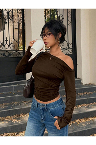 BLUE STREET تي شيرت نسائي قصير بأكمام طويلة وكتف غير متماثل وقصة ضيقة