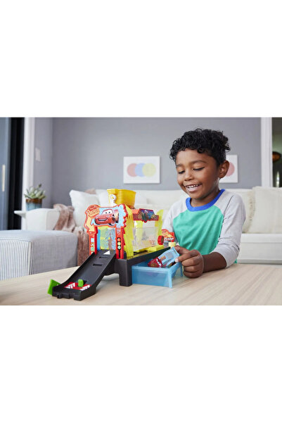 CARS Color Change Car Wash Playset with McQueen