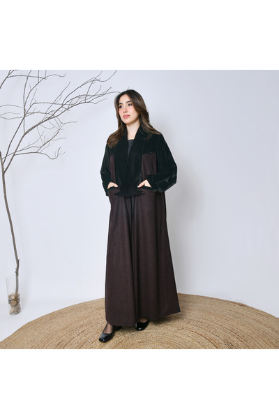 HAWRAA ABAYA عباية مخمل فاخرة بتفاصيل بنية – تصميم راقٍ وعصري