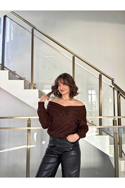 Sude Kızanlıklı ملابس تريكو بتفاصيل مشبك على شكل ياقة مادونا