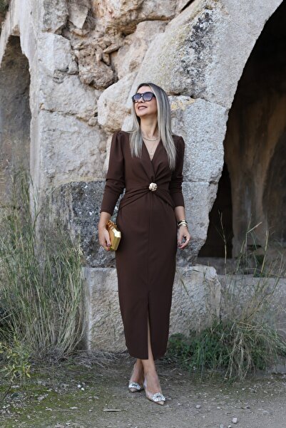 bytugcekaya Рокля с V-образно деколте и брошка