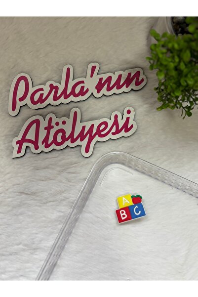 SOFT Devojčica nosi ukosnicu sa dizajnom slova