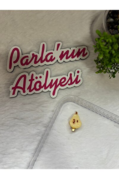SOFT Devojčica nosi ukosnicu u obliku kruške