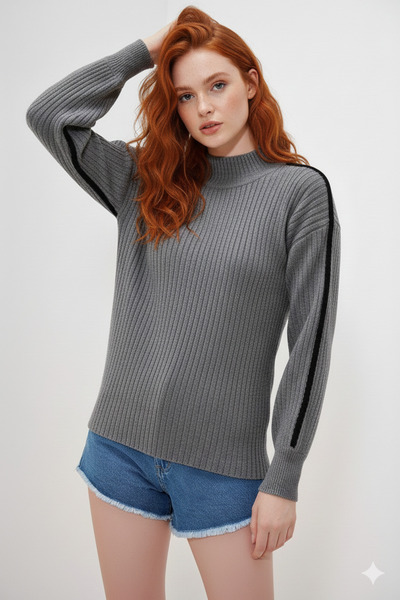 ikomteks Elegant Women's Knitwear Sweater with Stripe on the Sleeve