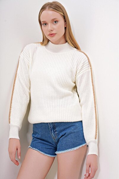 ikomteks Elegant Women's Knitwear Sweater with Stripe on the Sleeve