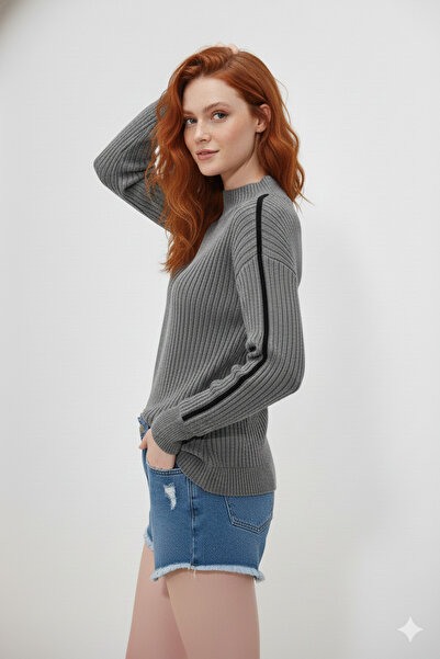 ikomteks Elegant Women's Knitwear Sweater with Stripe on the Sleeve