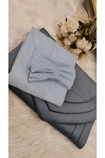 STAYILK DRESSES A sophisticated women's prayer set consisting of a comfortable abaya and a padded prayer mat with a modern design that combines luxury and comfort.