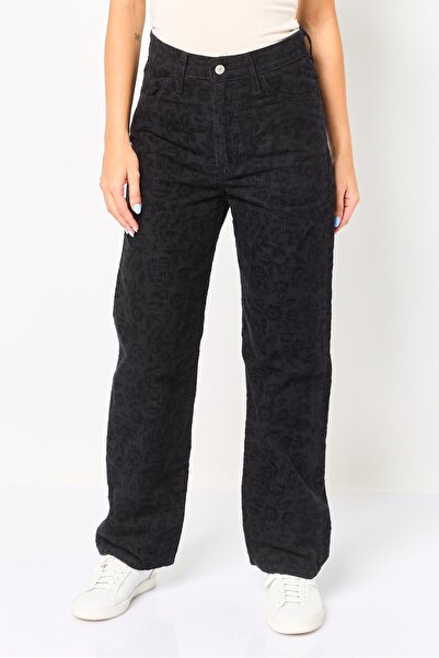 Levi's بنطلون نسائي من قماش مخملي سادة بقصّة مستقيمة، أسود