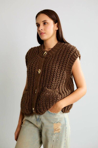 Lavanta Tekstil Crew Neck Soft Textured Gold Button Detailed Pocketed Knitwear Vest