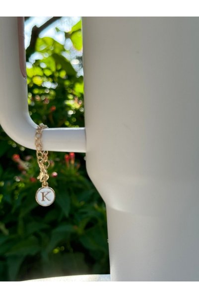 YuccaCo Accessorize Your Life ملحق متوافق مع الترمس باللون الأبيض مع حرف K/ سحر الترمس مع حرف K/ زخرفة الترمس مع الحرف