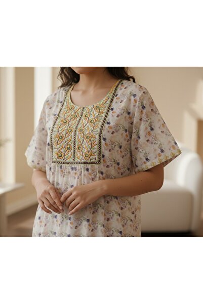 Maison Emarat White floral jalabiya withpink embroidery on the yoke—light, breezy, and perfect for everyday wear.