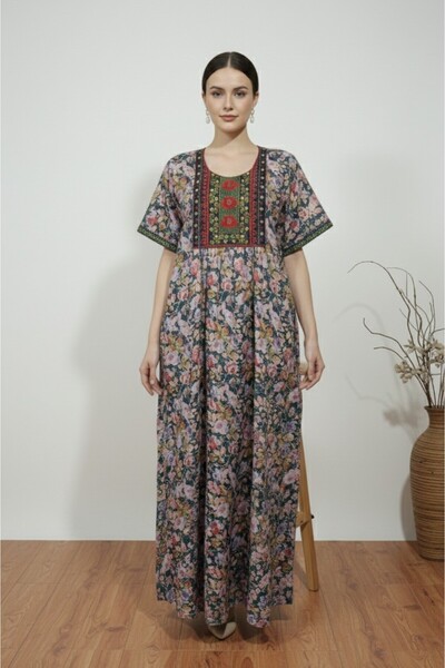 Maison Emarat جلابية قطنية بطبعة زهور مع تطريز معقد على النير وانعكاسات المرآة