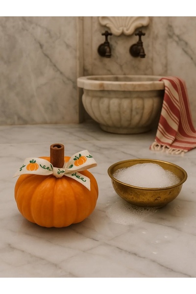 Günebakan Pumpkin Soap with Cinnamon Stick Detail