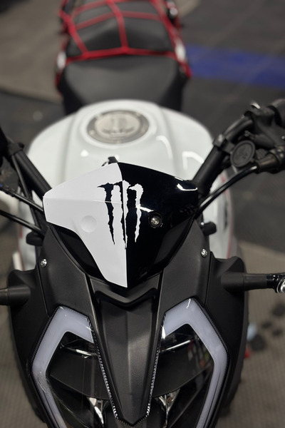 Banxtre Benelli 125S ve RKS RK125 için Beyaz Renk Monster Detaylı Kafa Sticker