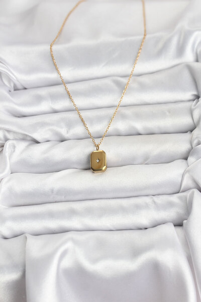 ForWhat Golden Steel Chain Minimal Pole Star Women's Necklace for Elegant Necks