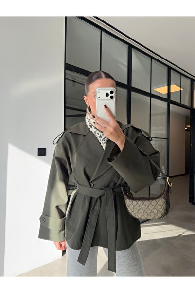 BB Bensu Buyruk Зелен тренчкот с VATKALI ARA BOY