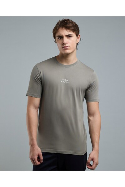 R&B تي شيرت بطبعة خطية مع رقبة دائرية وأكمام قصيرة