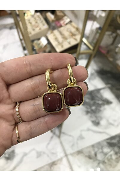 the ASEL İNCİ Gold Detaylı Kare Model Bordo Küpe