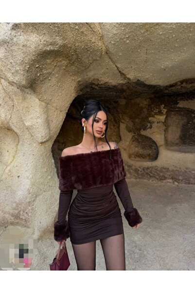 aytenli Μίνι μακρυμάνικο υφασμάτινο φόρεμα με γιακά Madonna με πλάγιο πίσω κολάρο με μανίκια με λεπτομέρεια από γούνα