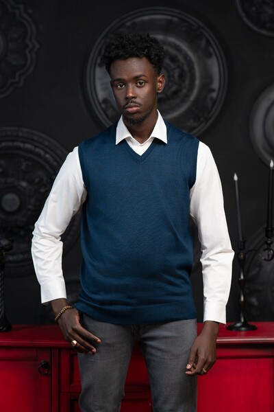 Woolen World V-Neck Regular Fit Wool Sleeveless Knitwear Sweater