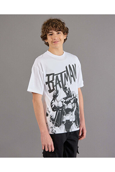 REDTAG تي شيرت أبيض مطبوع صورة باتمان للأولاد الكبار