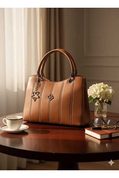 Butik حقيبة يومية أنيقة وفريدة من نوعها بمظهر صندوقي للموسم الجديد