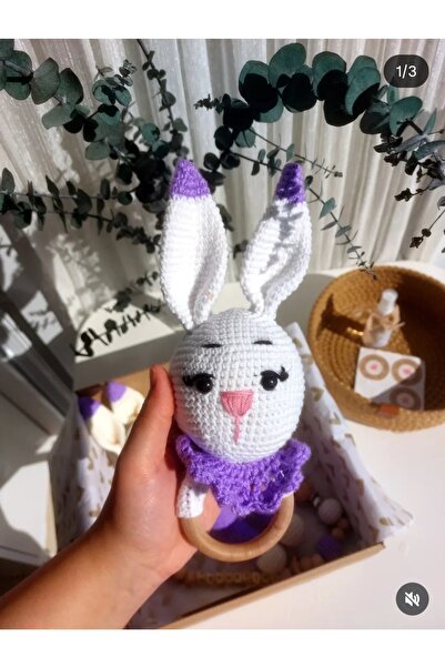 diğerr1 Violet Bunny – El Örgüsü Amigurumi Tavşan Çıngırak (Organik Ahşap Halka)