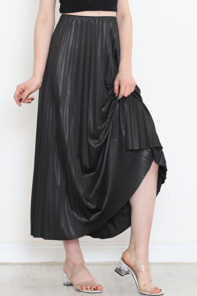 DoQuN Elegant And Modern Pleated Shiny Crepe Hidden Elastic Black Skirt