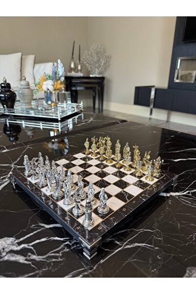 TR مجموعة شطرنج معدنية عثمانية وبيزنطية باللونين الأصفر والفضي - لوحة منقوشة بالرخام مقاس 25×25 سم