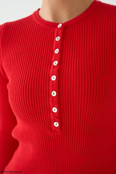 QUSTYLE Red Knit Sweater with Buttons on the Front
