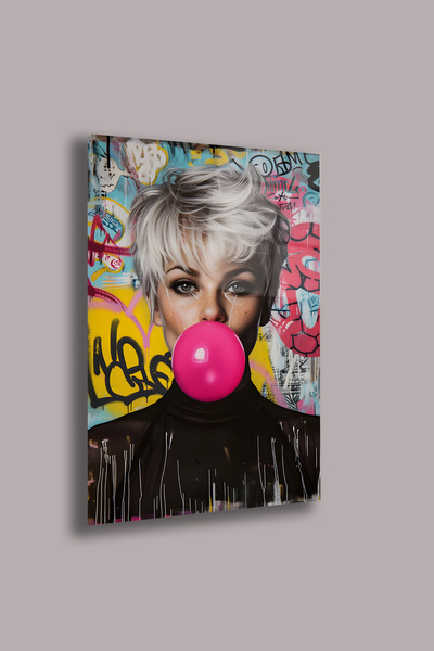gxe.art Femeie gumoasă cu fundal graffiti – pictură pe sticlă cu artă stradal...