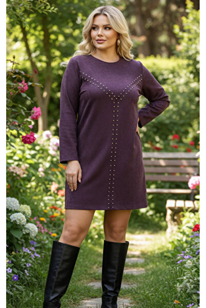 FOR ESRA BIG TREND Γυναικείο φόρεμα μεγάλου μεγέθους Trok με λεπτομέρεια αξεσουάρ, λαιμόκοψη, κλείσιμο με φερμουάρ στην πλάτη, κοντό ελαστικό φόρεμα από σκουμπάκι